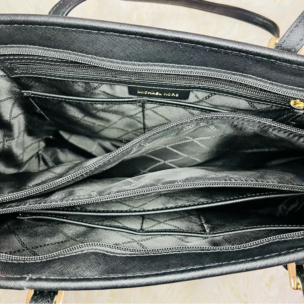 Michael Kors Jet Set Travel Tote - Picture 2 of 3